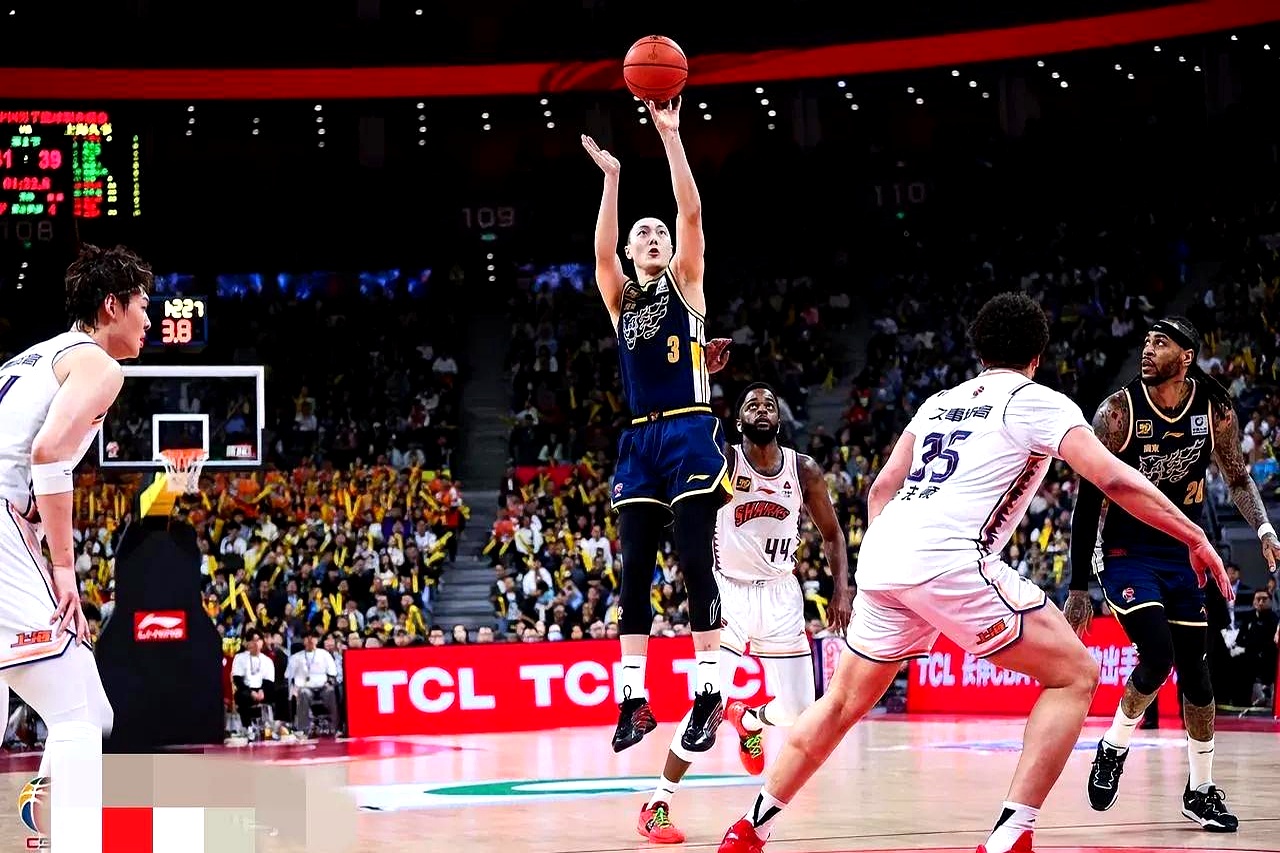 赛场关键时刻,球队快速调整战术取得胜利 赛场关键时刻,球队快速调整战术取得胜利