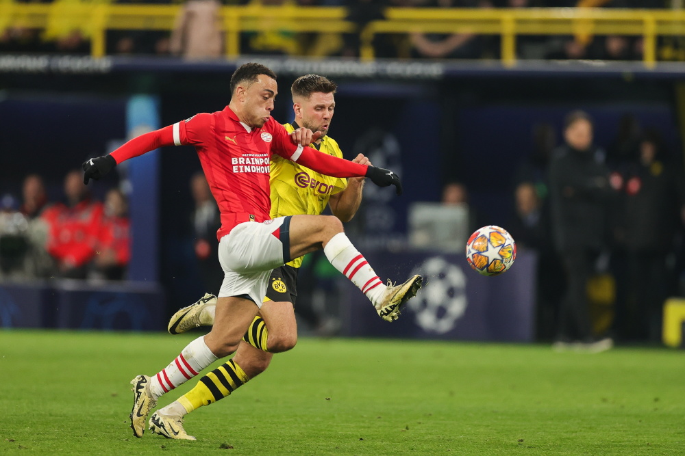 多特蒙德队员赛后庆祝夺冠,球队士气高涨 多特蒙德队员赛后庆祝夺冠,球队士气高涨