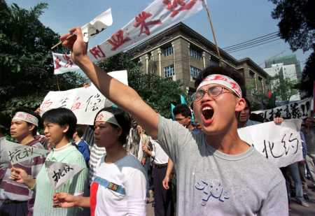 爱游戏娱乐-球员集体示威抗议比赛规则调整，新政策引发争议的简单介绍